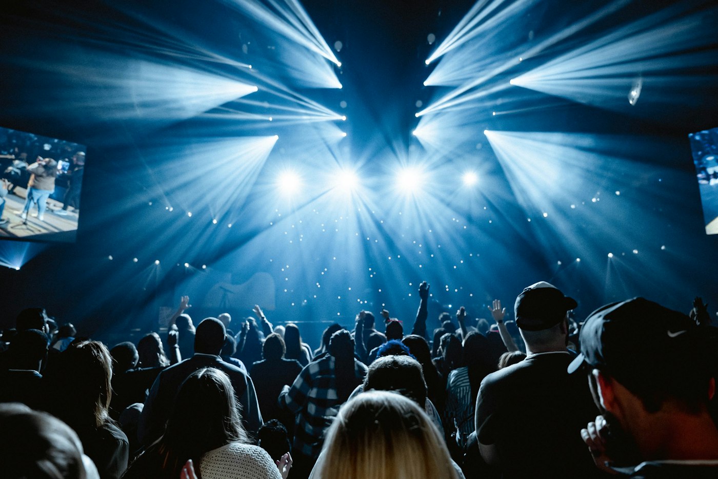 Scène de concert éclairée pour un tournage de clip